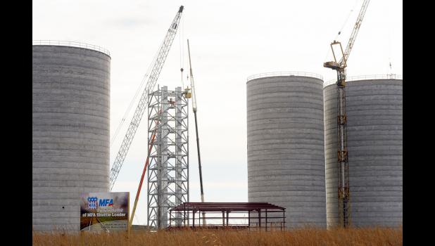 A $27 million grain-handling facility was being worked on in Hamilton on Wednesday. The project will consist of three 80-foot diameter grain silos and one 60-foot silo. The large silos will each have a 560,000 bushel capacity, while the smallest will be able to hold 316,000 bushels.